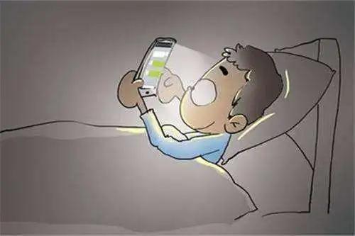 开心地玩手机的人