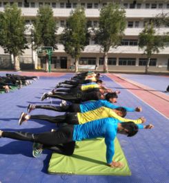 队员们认真训练的照片