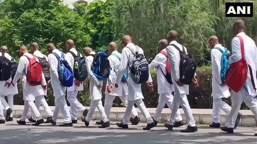 一群学生在校园里走着