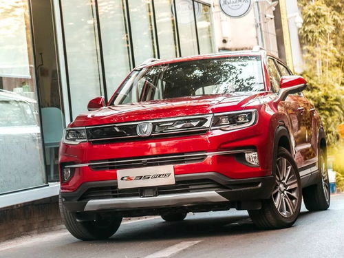 SUV高速路上疯狂蛇形走位，引发严重拥堵！