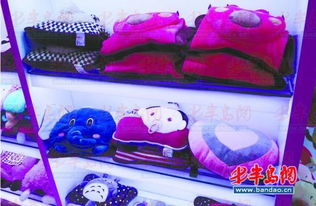 一家店铺里摆放着各式各样的裤子