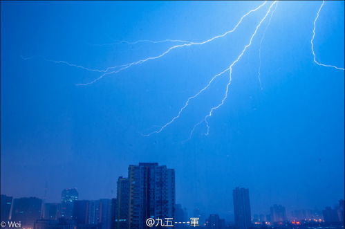 神秘黑影惊现！女子拍摄闪电竟偶遇诡异画面