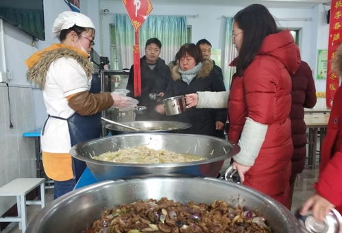 他开心地品尝美食