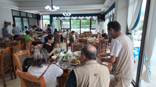 热闹的用餐场景