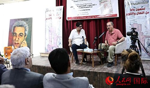 民众在街头议论此事