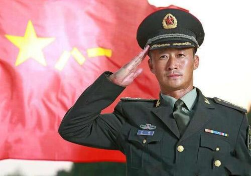 独家揭秘！俄白军演上普京穿军装把玩手枪背后的故事