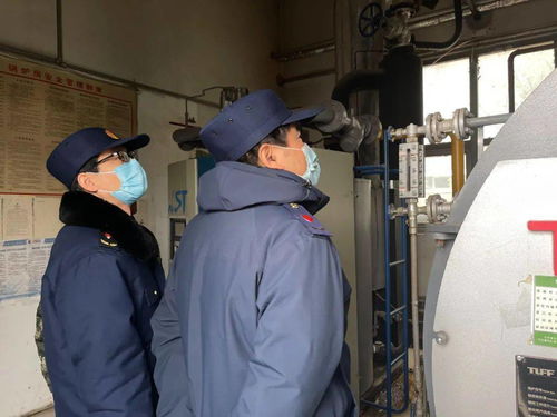 酒店工作人员检查房间设备