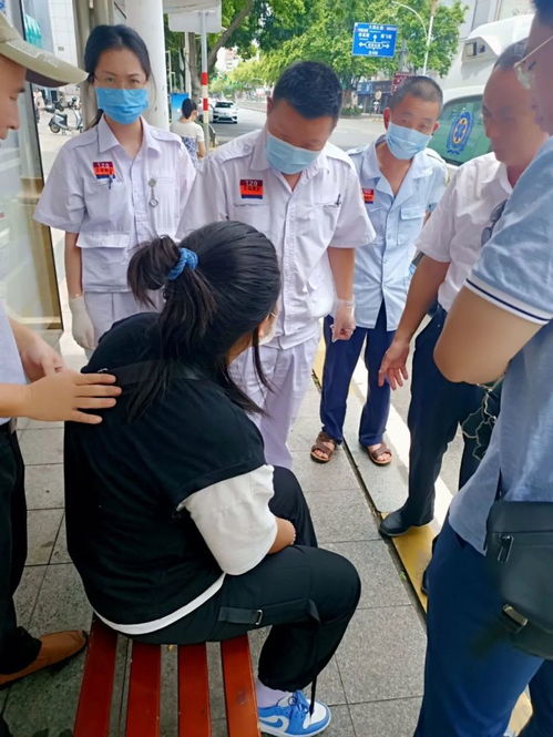 众人合力救助女子