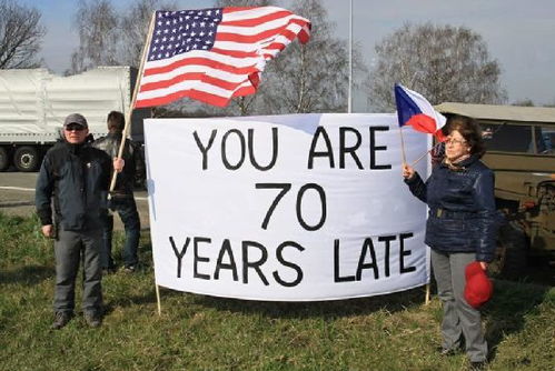 波兰民众欢迎王毅