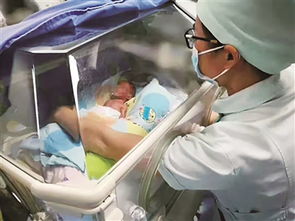 医护人员护理新生儿