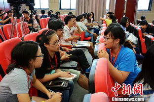 一群大学生正在热烈讨论比赛策略