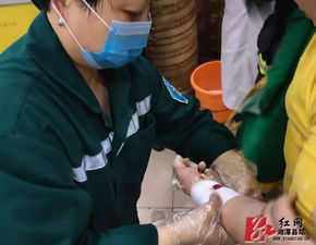 女子获救出井画面