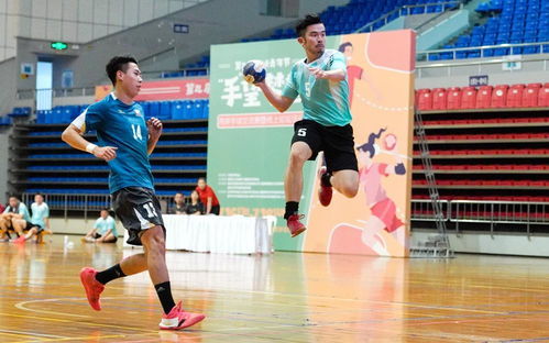 两人专注打掼蛋