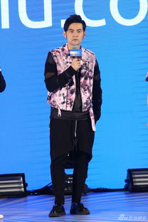 这是周杰伦参加商业活动时的照片