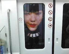 男子自述：为何把仨娃放在地铁站门口？