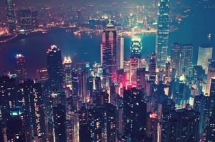 城市夜景中疲惫的人群