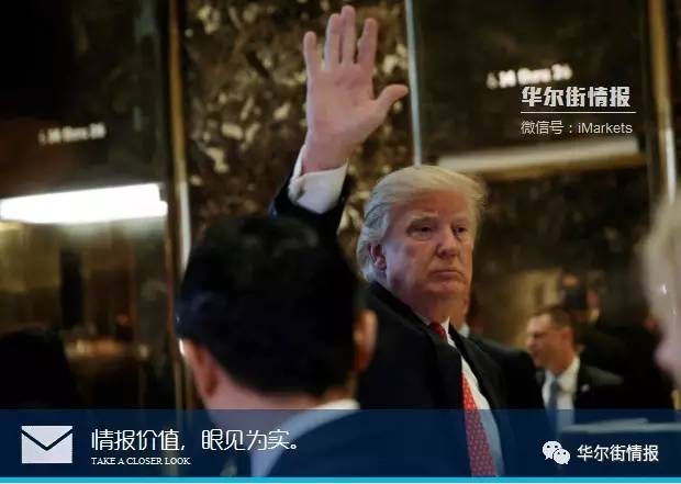 特朗普微笑着向人群挥手致意