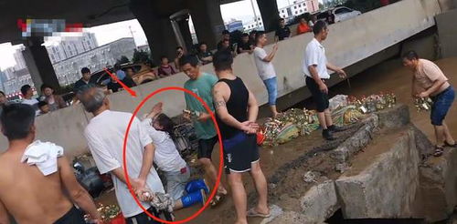 女子九华山边哭边磕头，背后故事引人深思