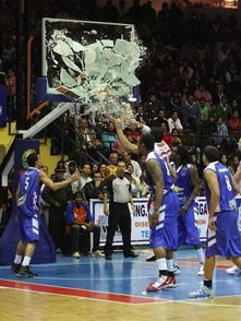 178cm大学生扣碎篮球板，学校反应超暖心！