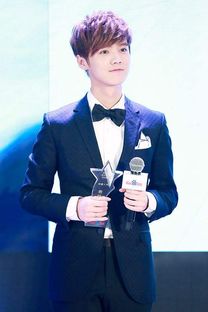 鹿晗认真工作的样子