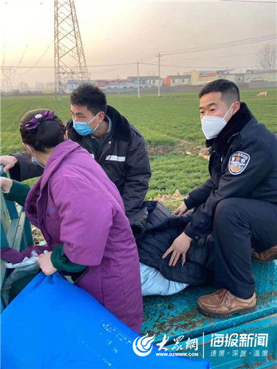 医护人员正在救助女子