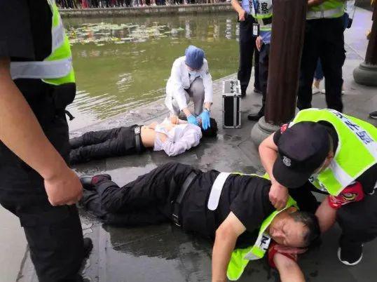 大哥因救人瘫坐地上休息