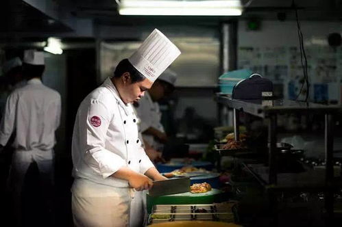 黎子安大厨在厨房专注做菜