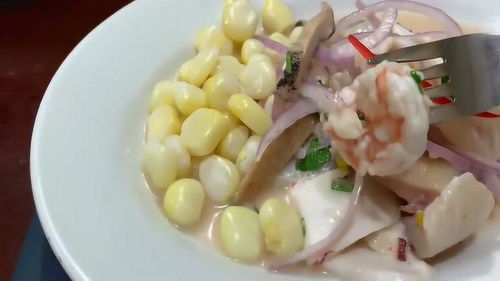 老板娴熟地制作美食