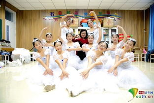 女生们表演结束后一起合影留念