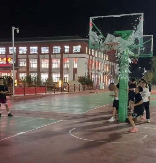 新篮板安装完成