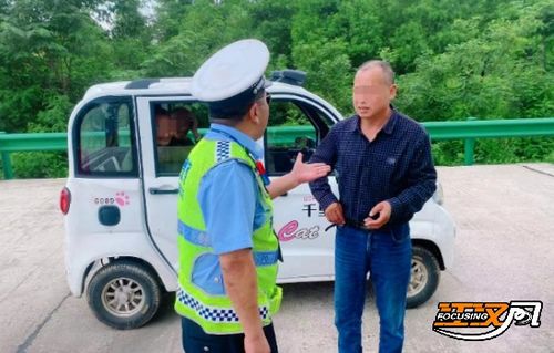 路边停靠着几辆老头乐