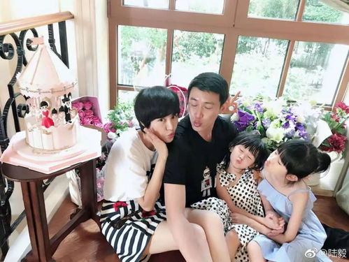 陆毅鲍蕾甜蜜合影