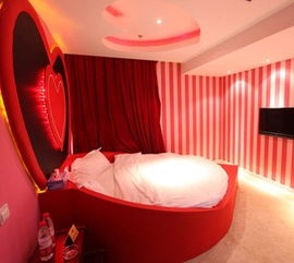 情侣入住酒店竟遭遇偷拍威胁！背后真相令人震惊