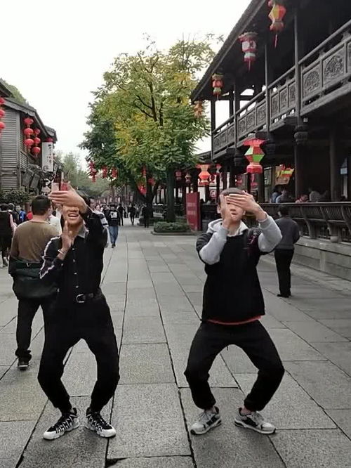 路人围观老人们干活