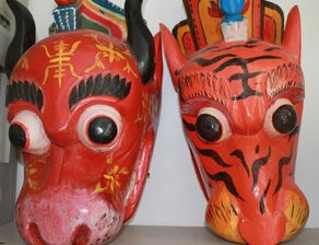 工匠制作非遗面具