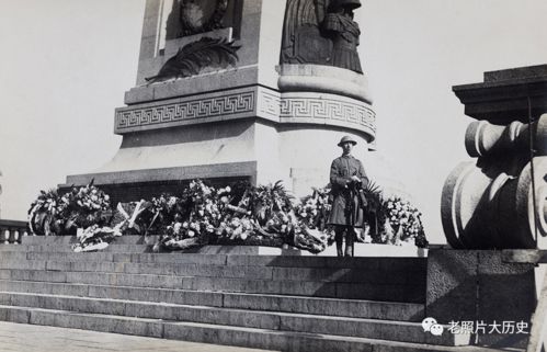 庄严的纪念碑前摆放着花圈