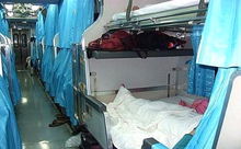 女乘客火车卧铺打伞遮隐私引争议，12306回应惹关注