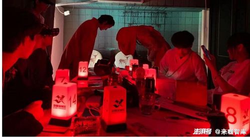 人们在各种场景下阅读剧本