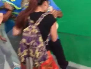 游客咬住女子头发瞬间