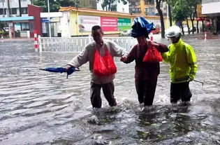 台风天出行的人群