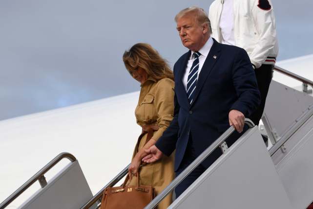 特朗普抵英：与梅拉尼娅牵手亮相