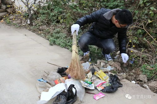 众人一起清理垃圾场景