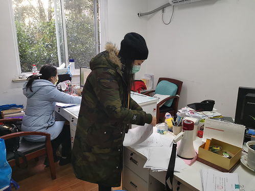 居委会工作人员在现场忙碌