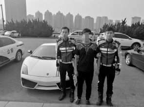 交警面对无牌的老头乐表情无奈