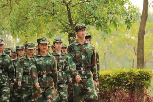 老人在军训中展现出标准军姿