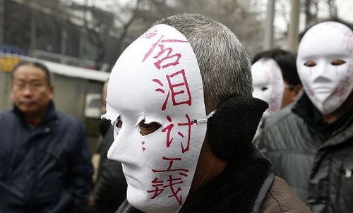 老人看着面具的照片