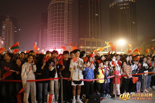 人们在广场等待仪式开始