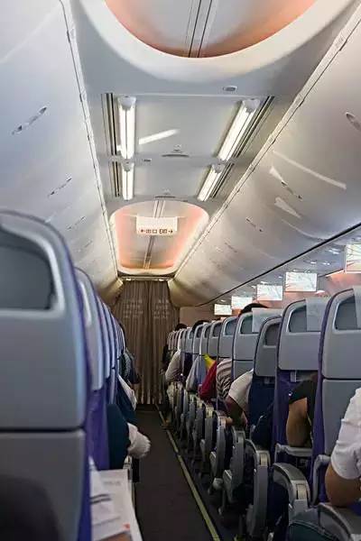 男子飞机上惊慌求助机长，只因家中忘关火！