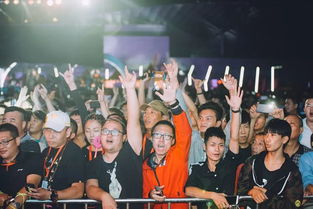 新人与摩友合影