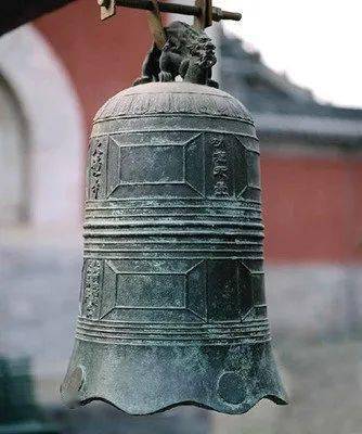 工作人员走向铜钟准备撞钟